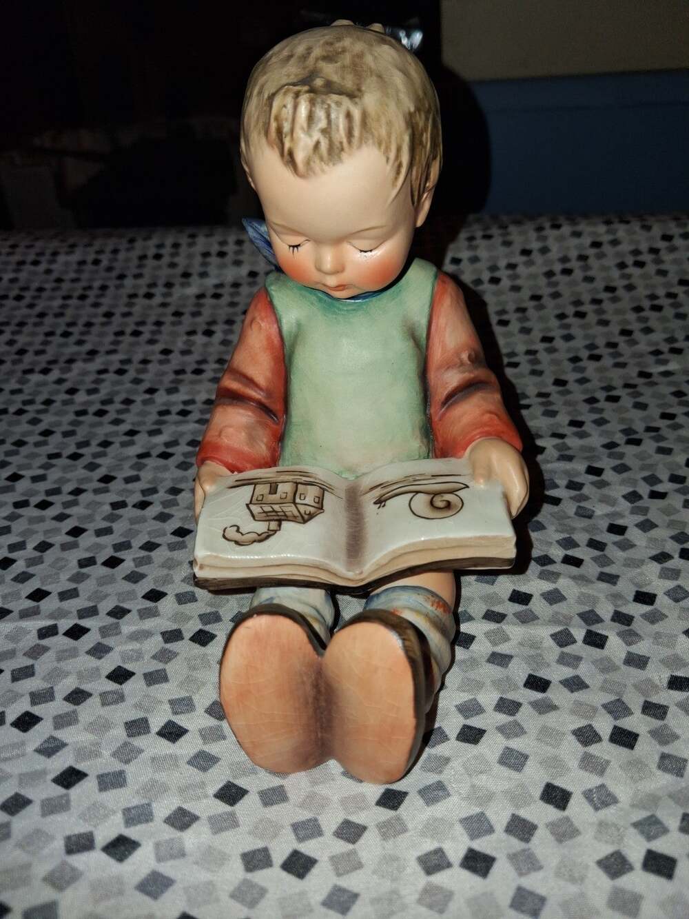 Goebel Hummel Hand Painted Porcelain Figurine "Bookworm" Boy Bookend Full Bee